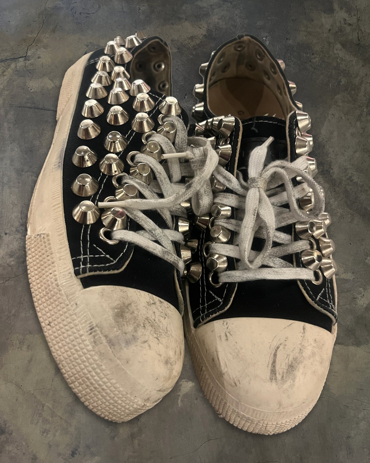 GIENCHI STUDDED LOW TOP SNEAKER
