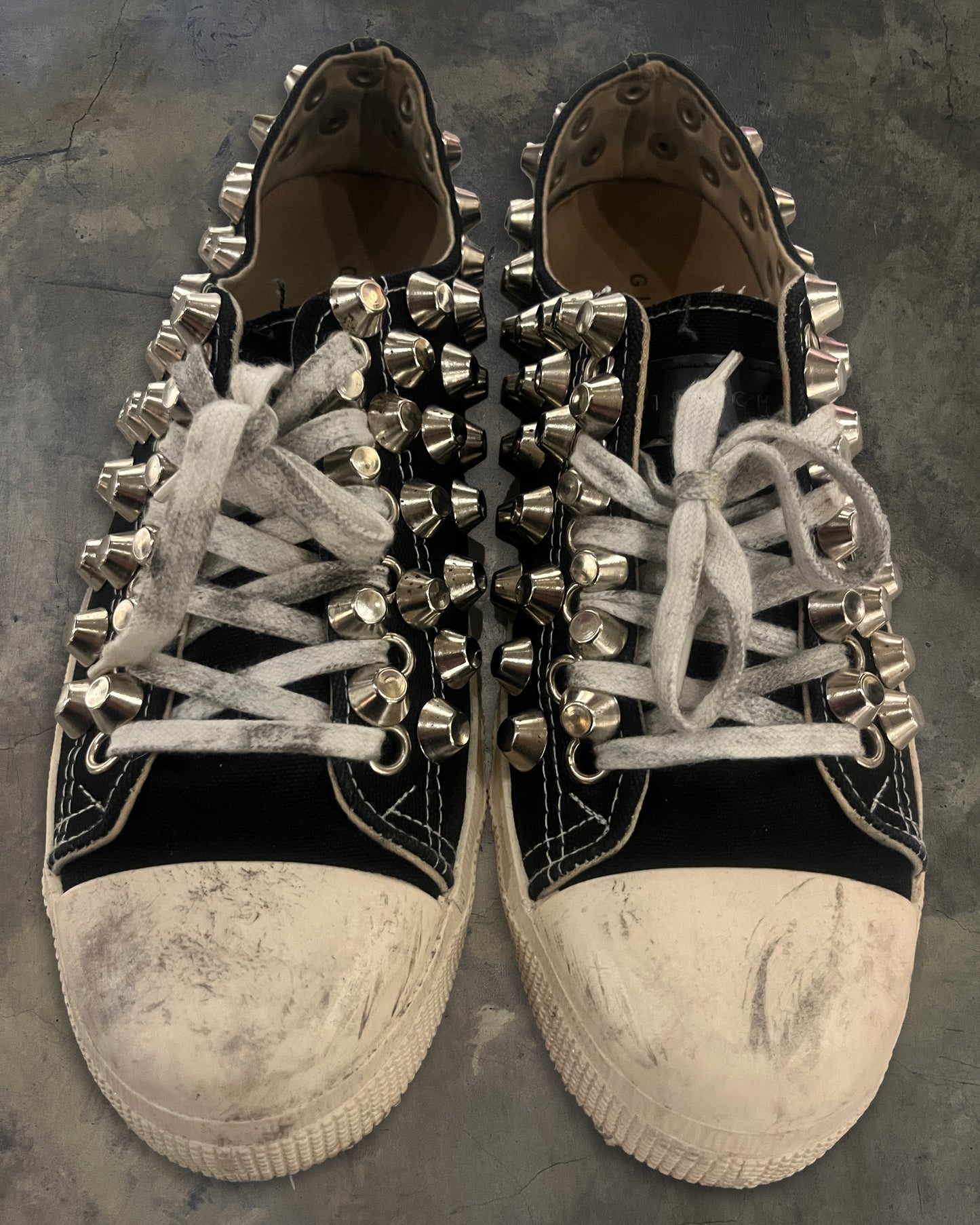 GIENCHI STUDDED LOW TOP SNEAKER