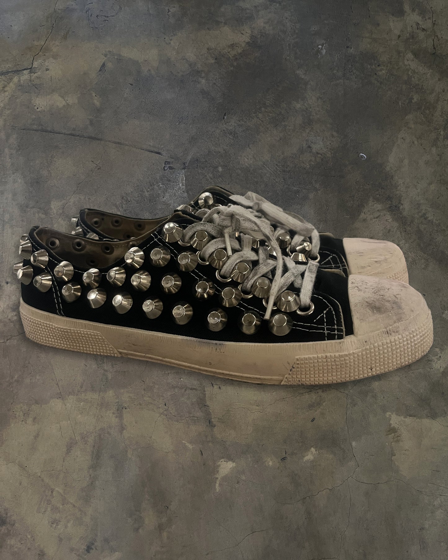 GIENCHI STUDDED LOW TOP SNEAKER