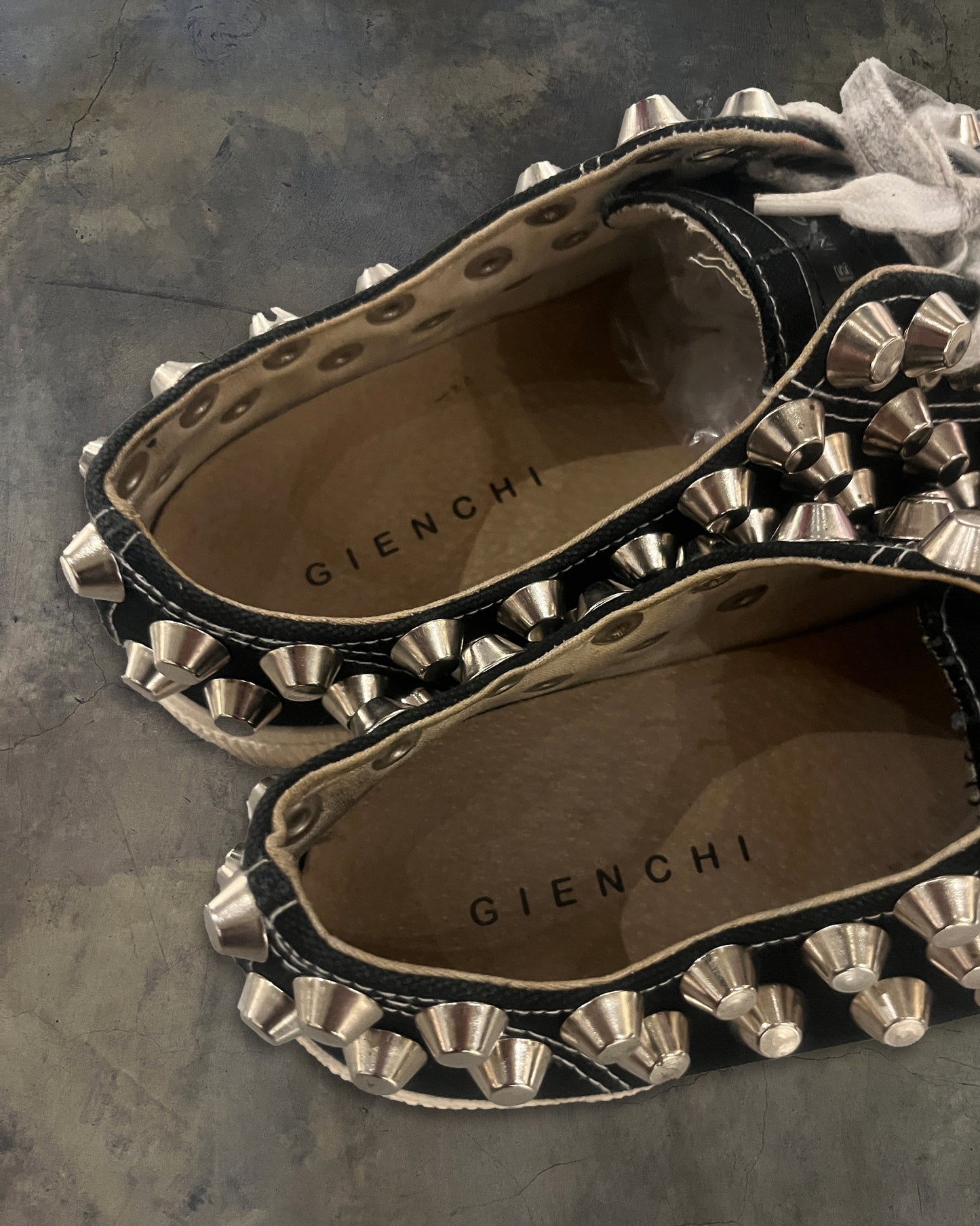 GIENCHI STUDDED LOW TOP SNEAKER