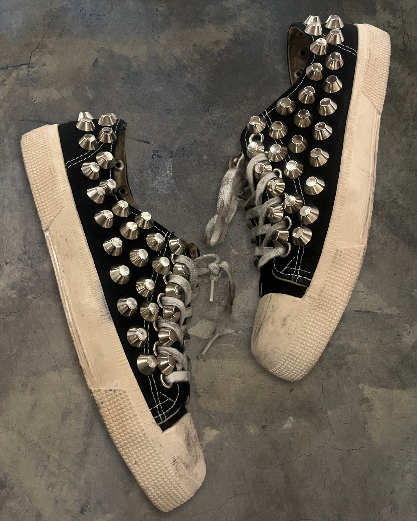 GIENCHI STUDDED LOW TOP SNEAKER
