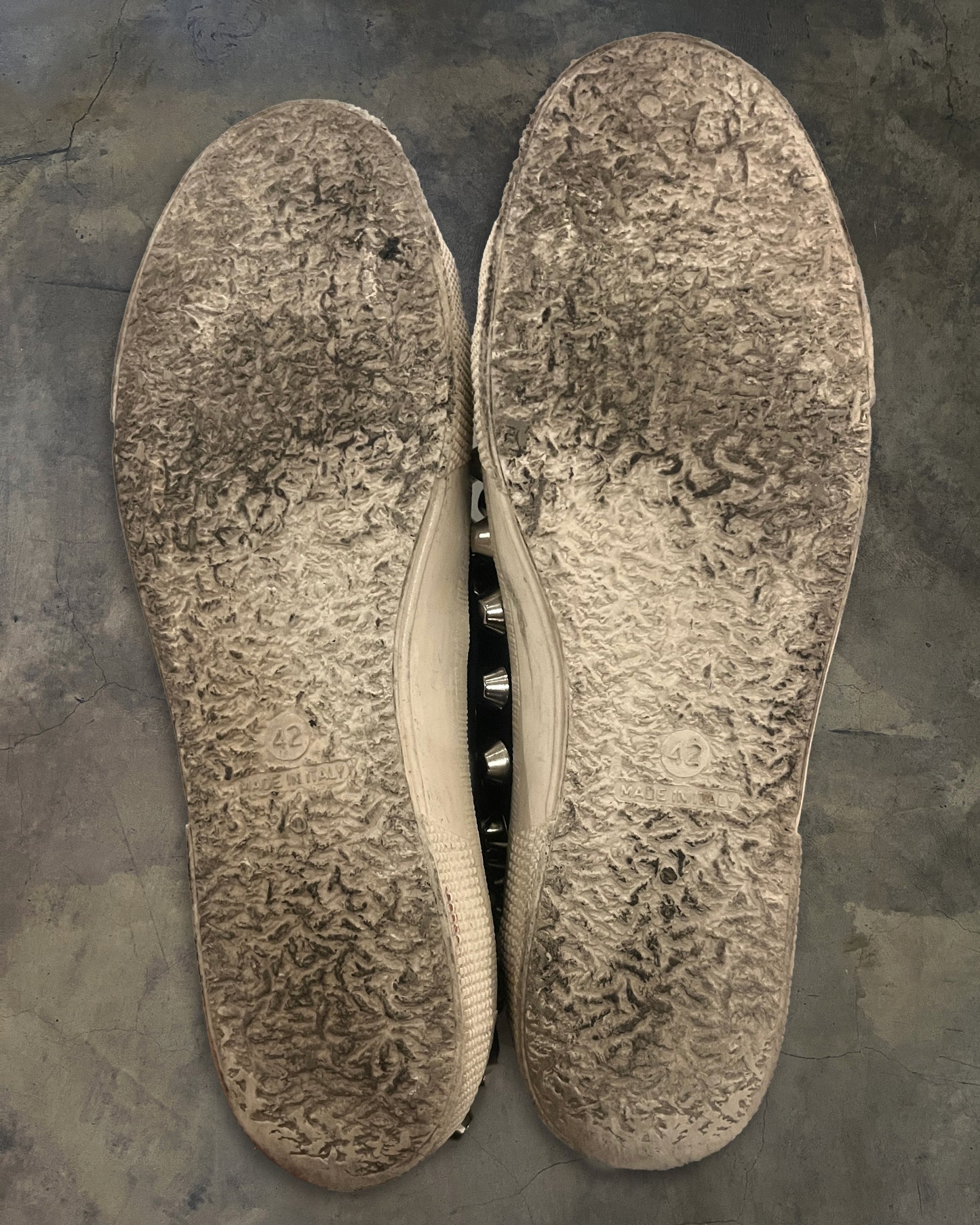 GIENCHI STUDDED LOW TOP SNEAKER