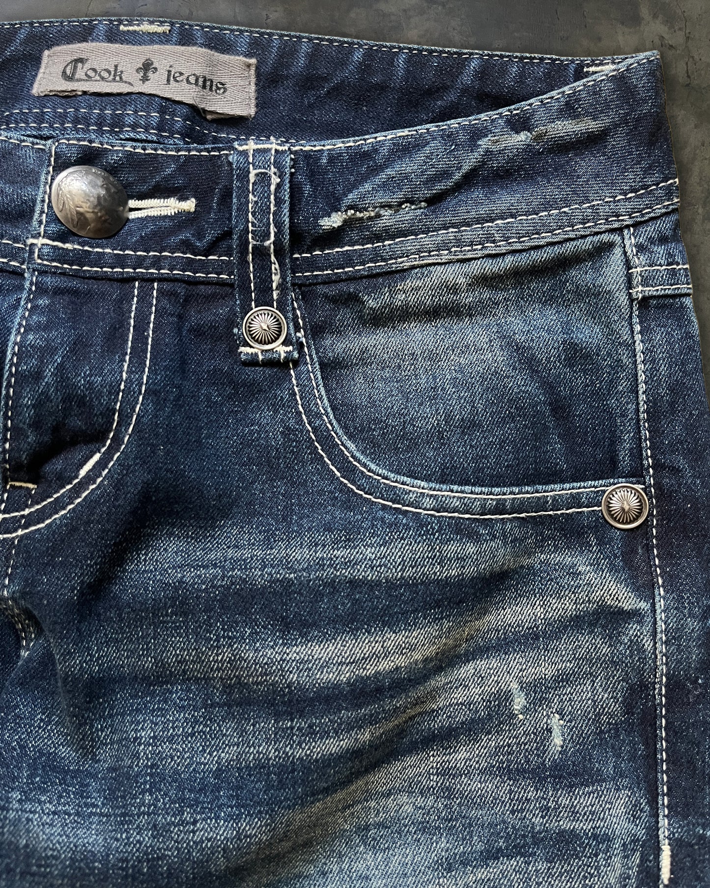 COOK JEANS WHISKERED DENIM WITH HARDWARE ★★★