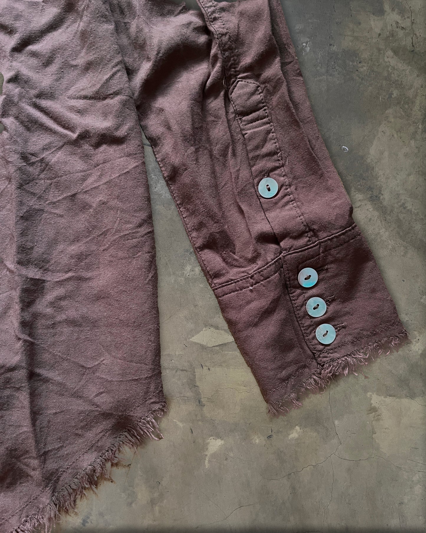 GOA DISTRESSED HEM BUTTON UP