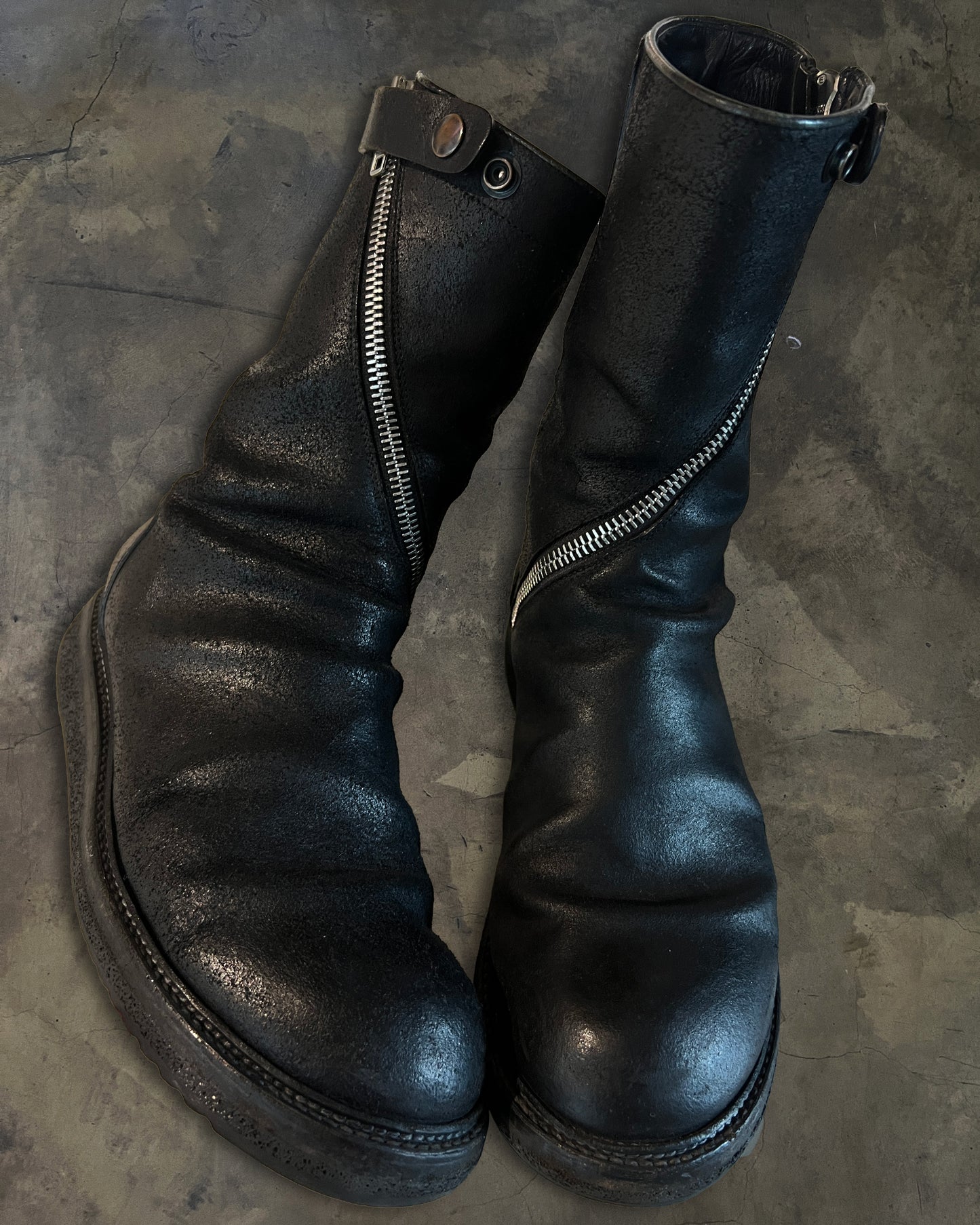 RICK OWENS FW2010 " GLEAM " BLISTERED LEATHER SPIRAL ZIP CREEPER BOOTS
