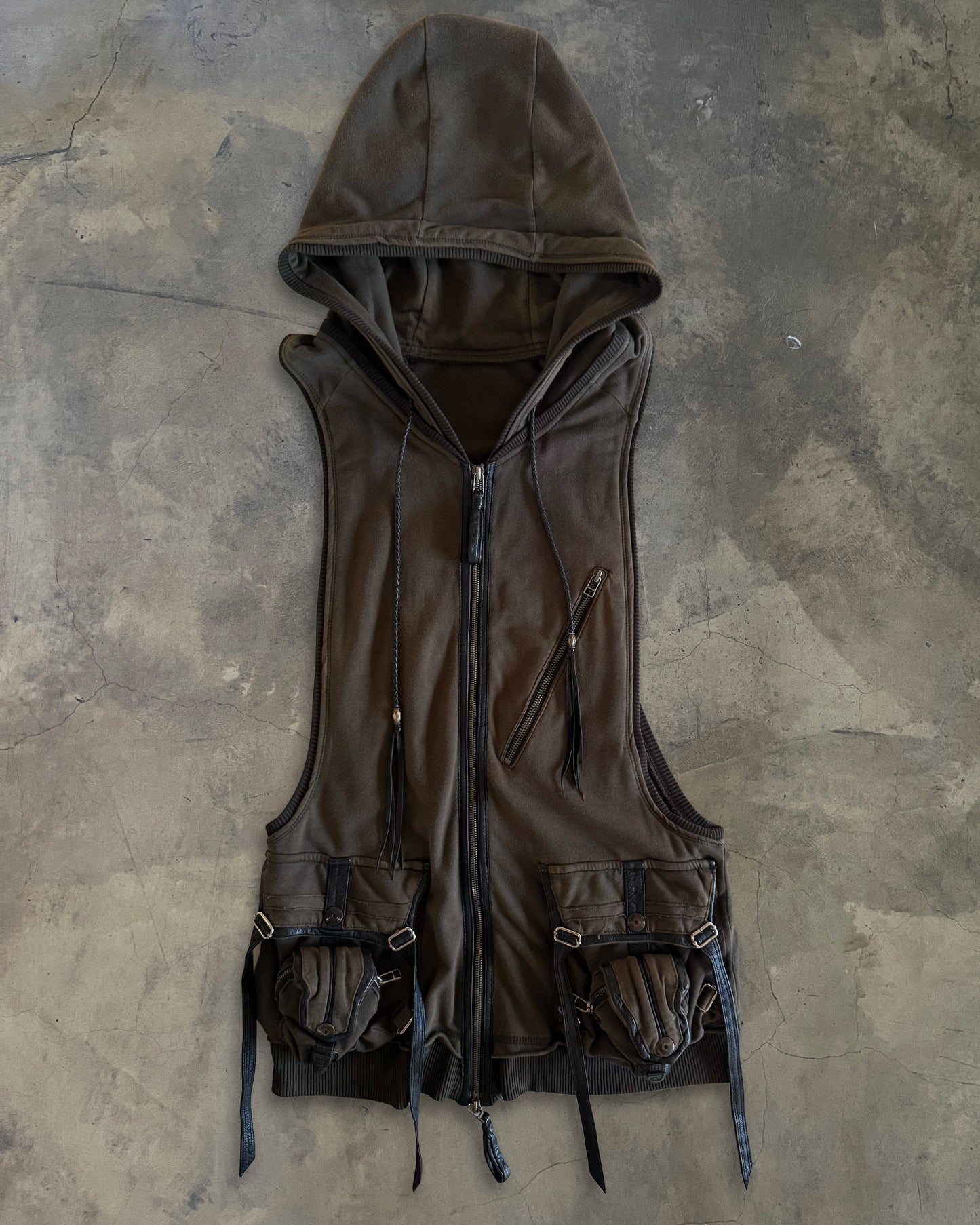KMRii SLEEVELESS MULTI-POCKETED HOODIE