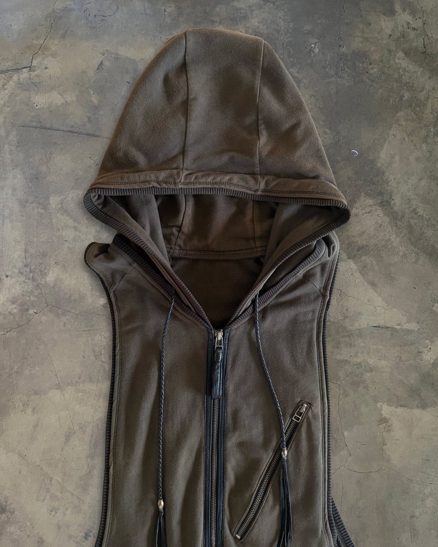 KMRii SLEEVELESS MULTI-POCKETED HOODIE