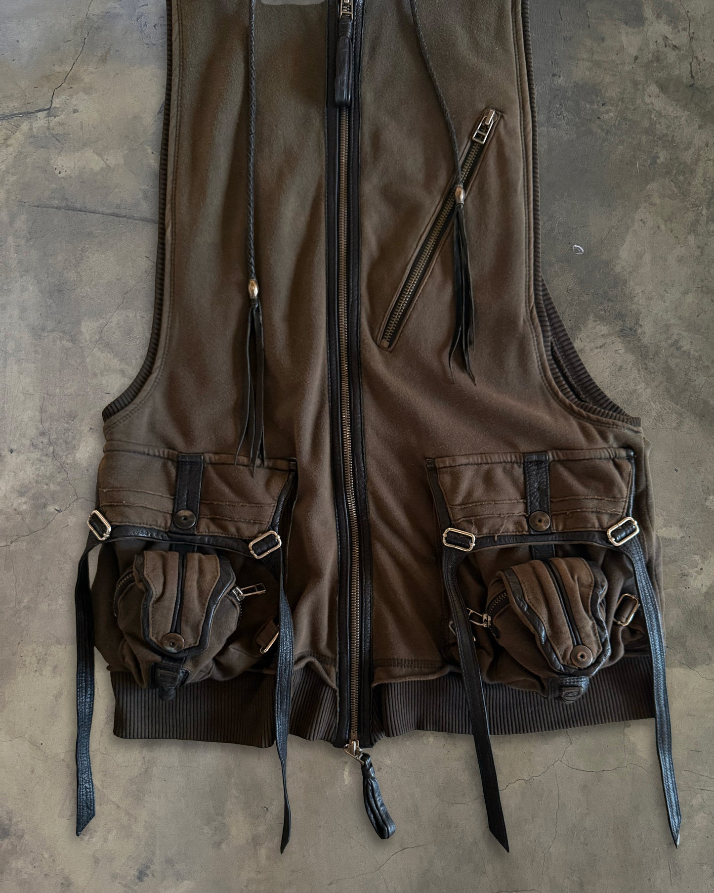KMRii SLEEVELESS MULTI-POCKETED HOODIE