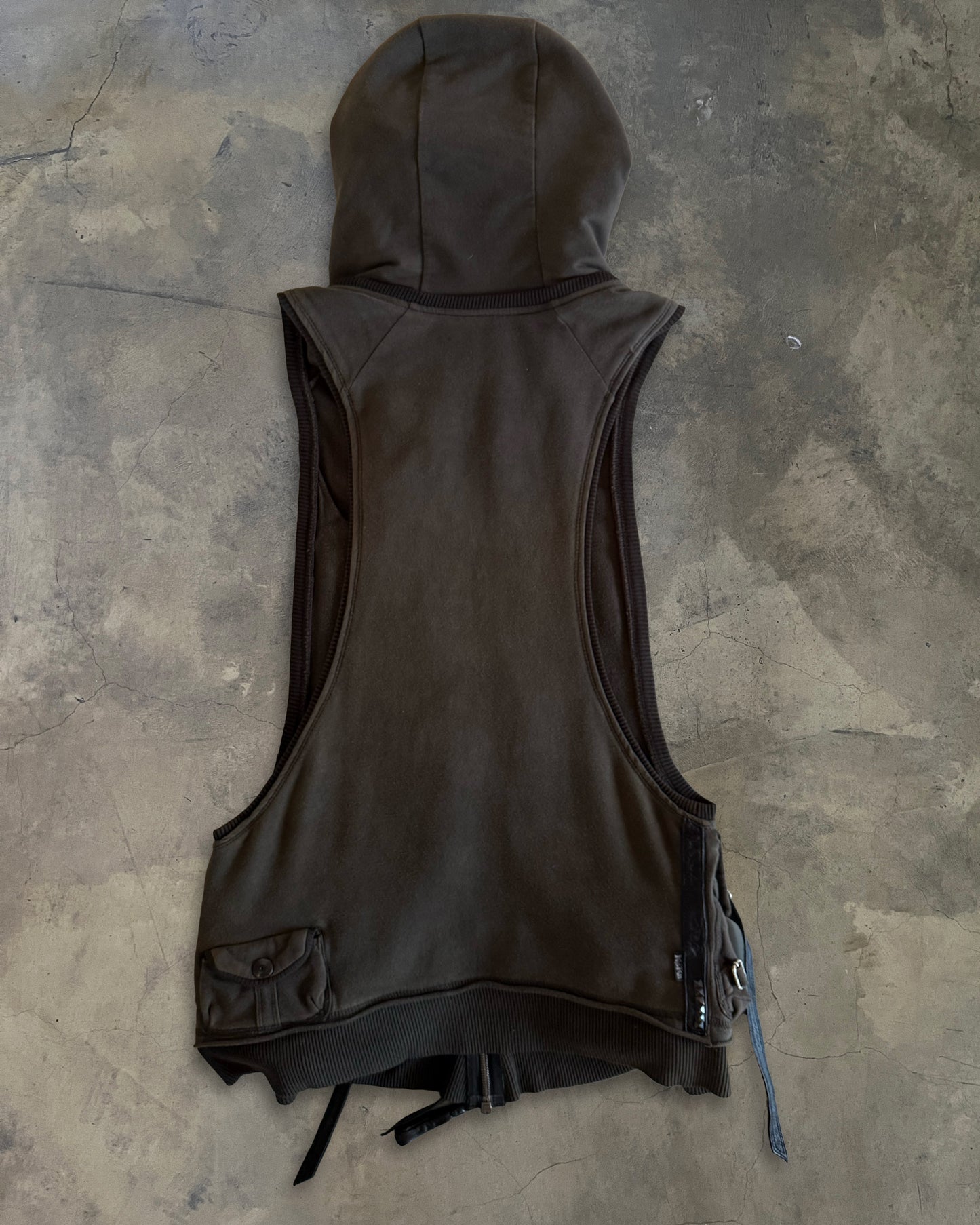 KMRii SLEEVELESS MULTI-POCKETED HOODIE