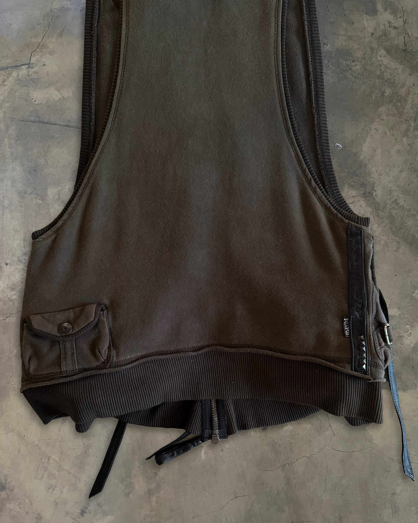 KMRii SLEEVELESS MULTI-POCKETED HOODIE