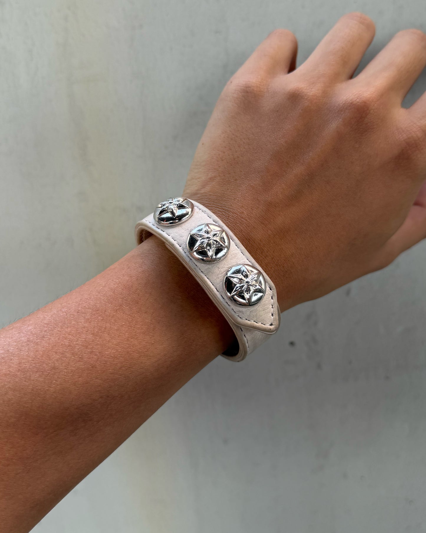 CHROME HEARTS RHODIUM PLATED STAR 3 BUTTON LEATHER BRACELET
