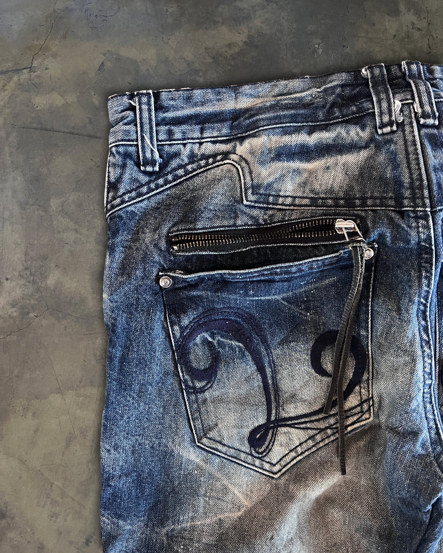 LAGUST MUD WASHED DENIM