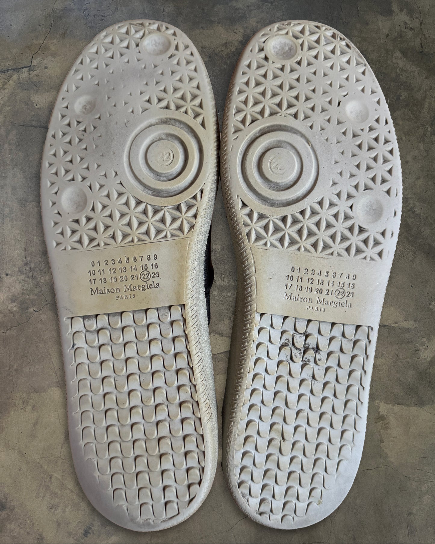 MAISON MARGIELA BLACK GAT 43