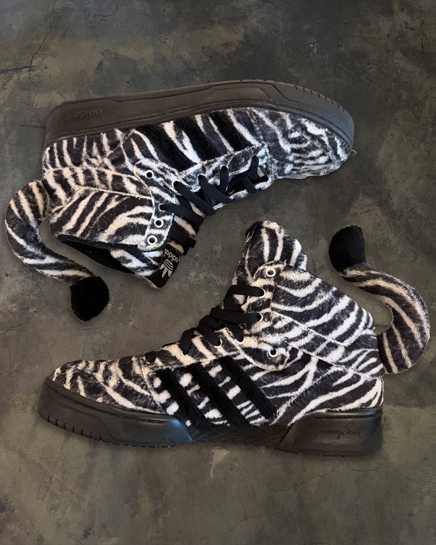JEREMY SCOTT X ADIDAS ZEBRA SNEAKER