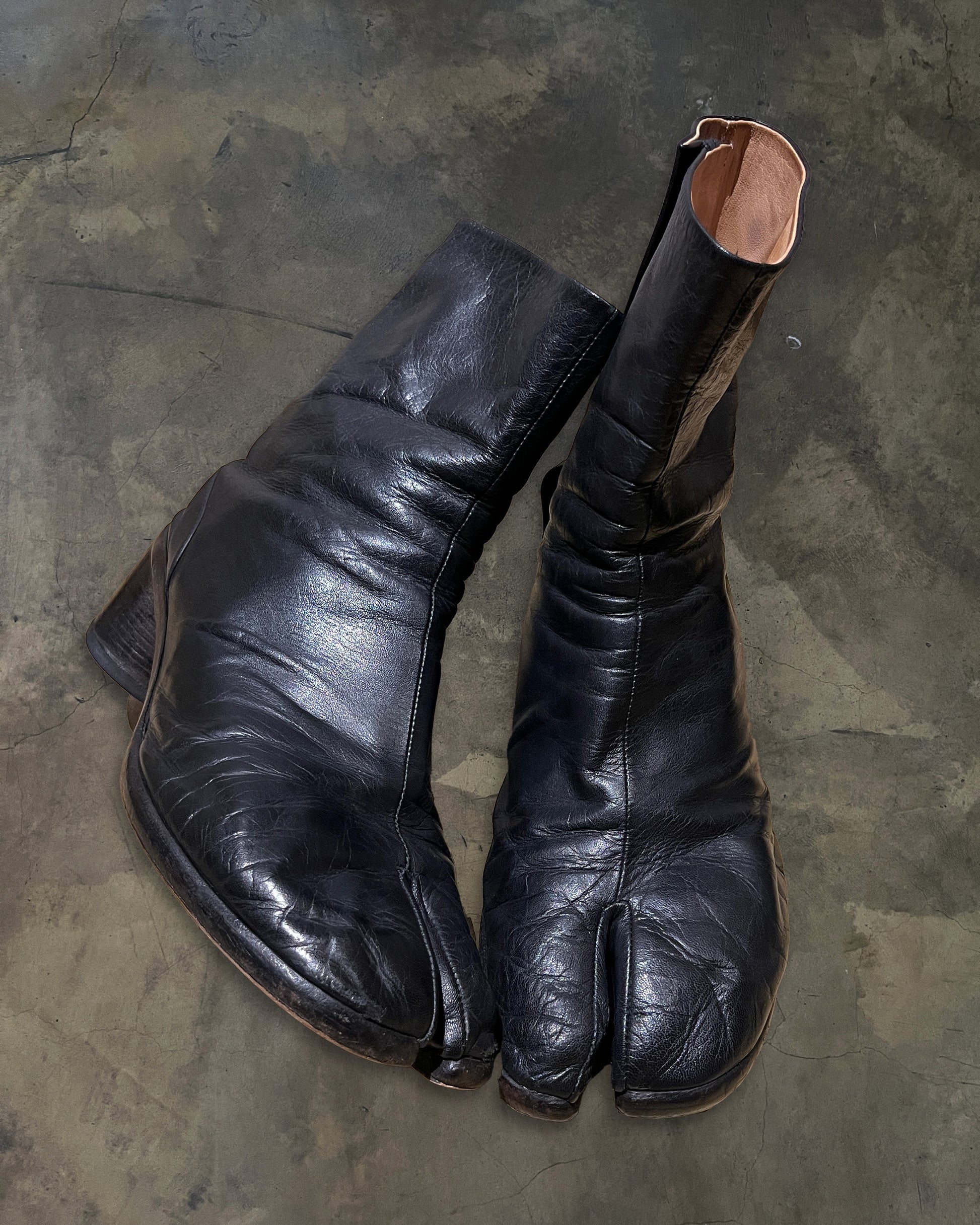 MAISON MARGIELA LEATHER TABI SPLIT TOE BOOTS 42 – glam archive