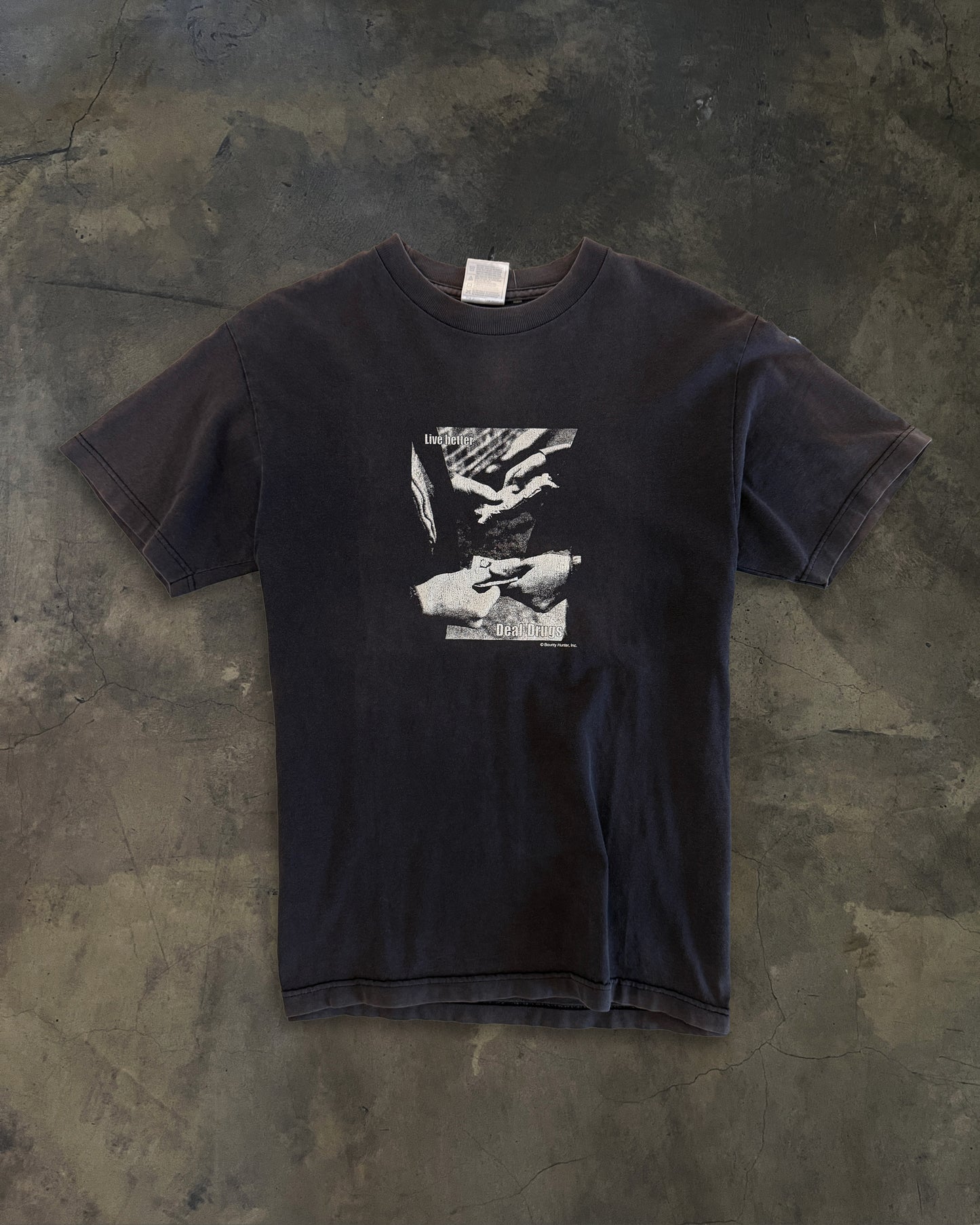 2000s BOUNTY HUNTER "LIVE BETTER .... DEAL DRUGS" TEE