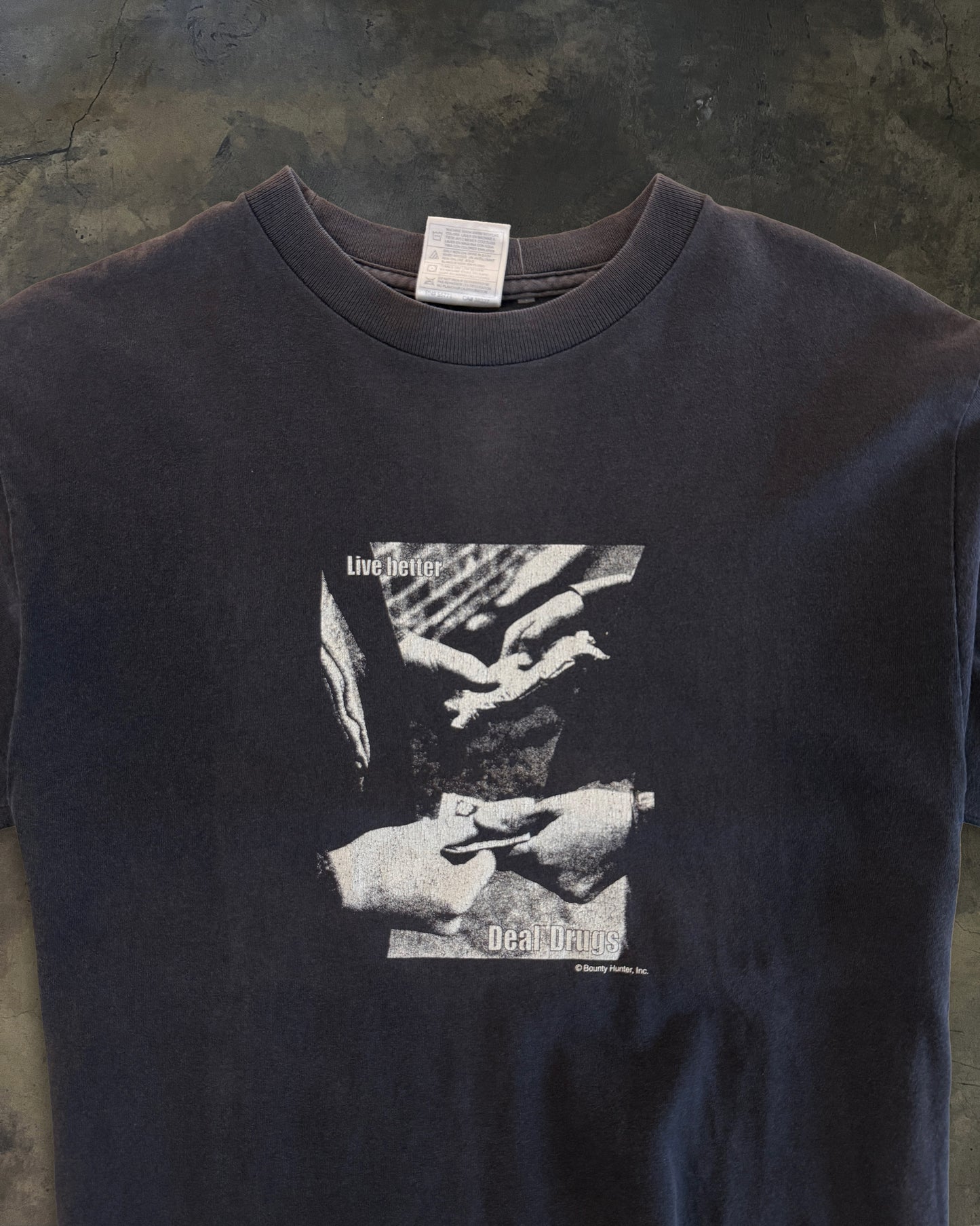 2000s BOUNTY HUNTER "LIVE BETTER .... DEAL DRUGS" TEE