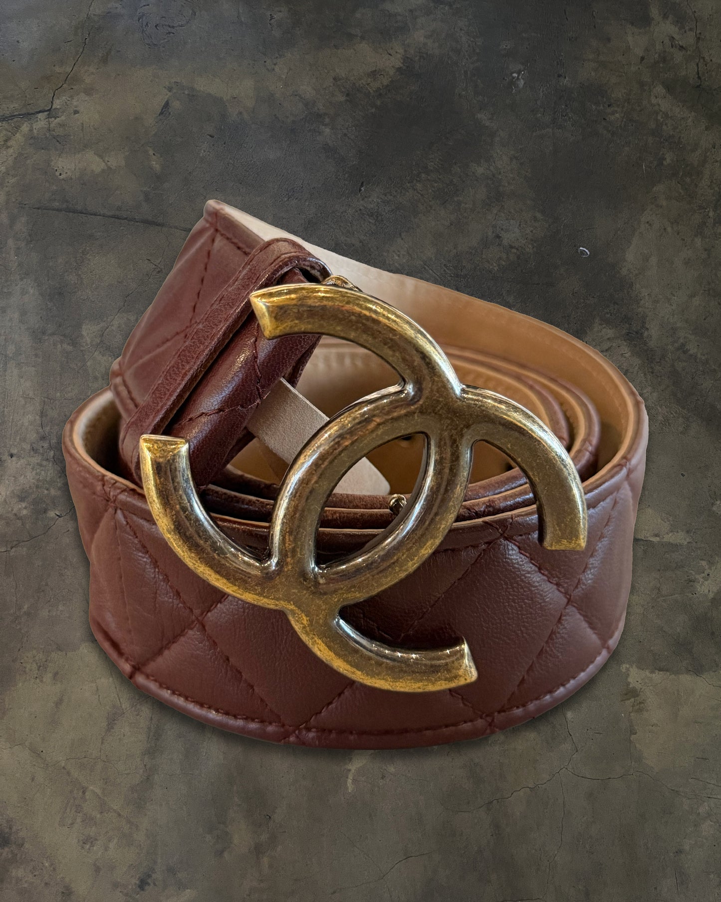 CHANEL PIG BLOOD QUILTED CC LAMBSKIN BELT
