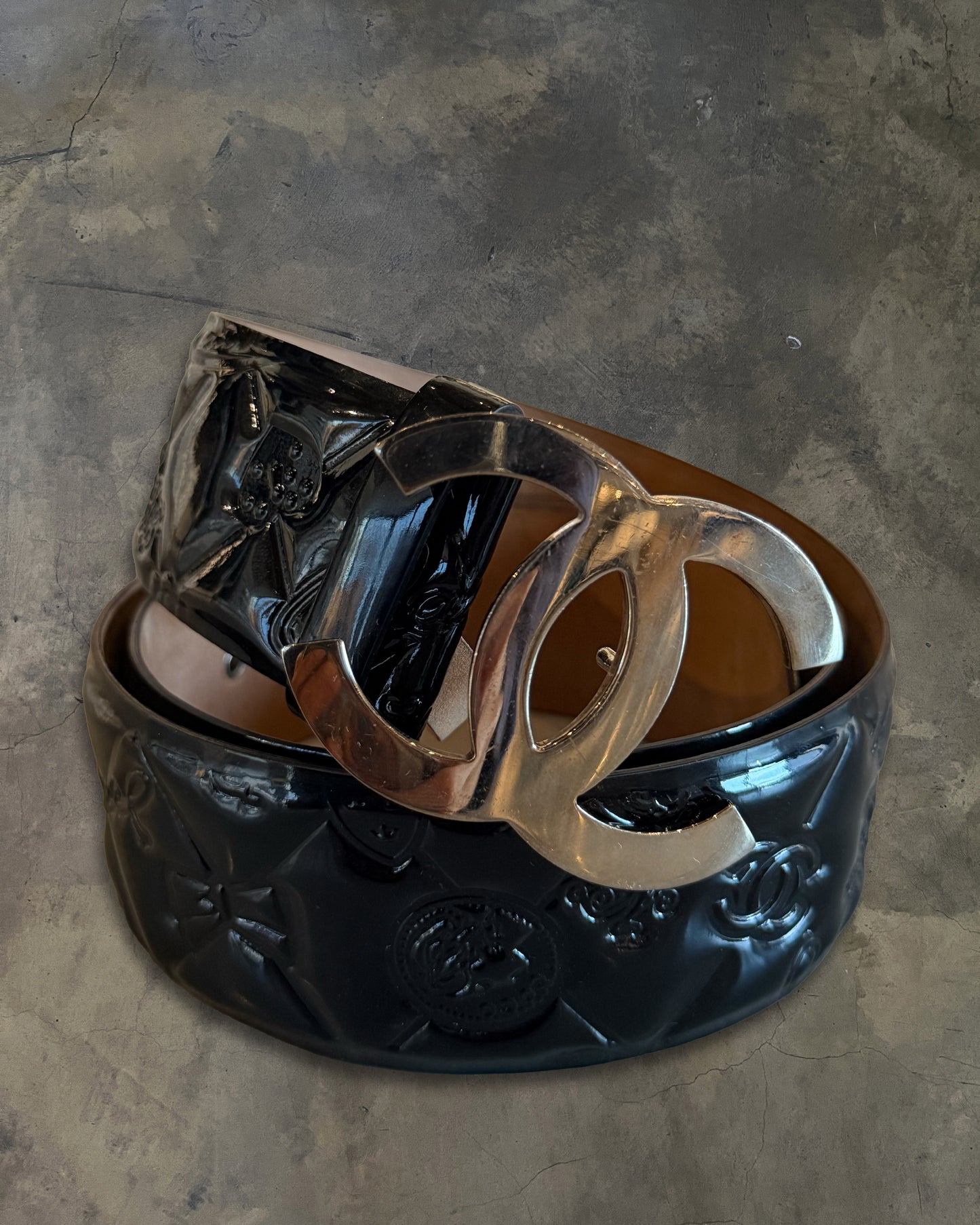 CHANEL CC QUILTED PATENT LEATHER BELT