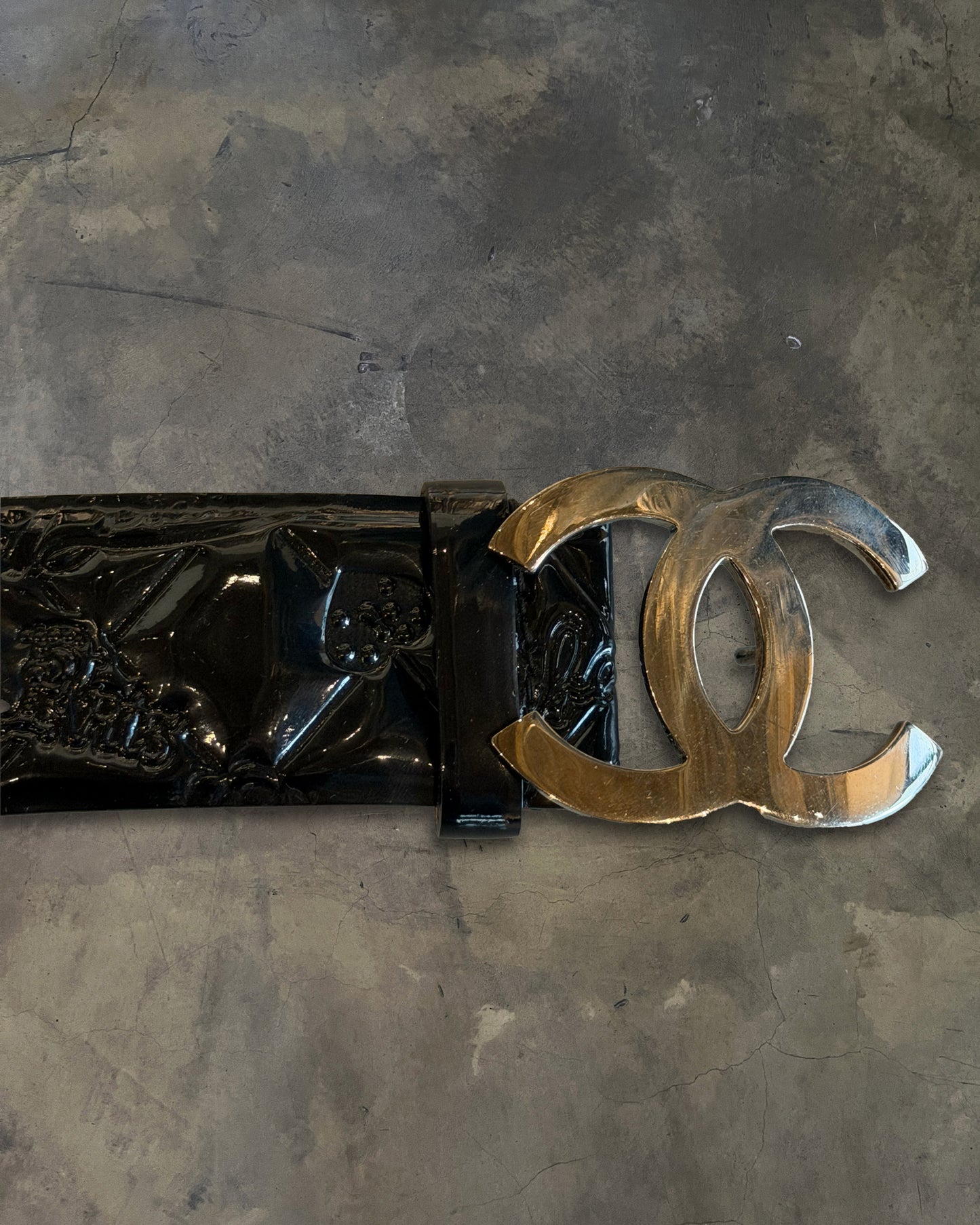 CHANEL CC QUILTED PATENT LEATHER BELT