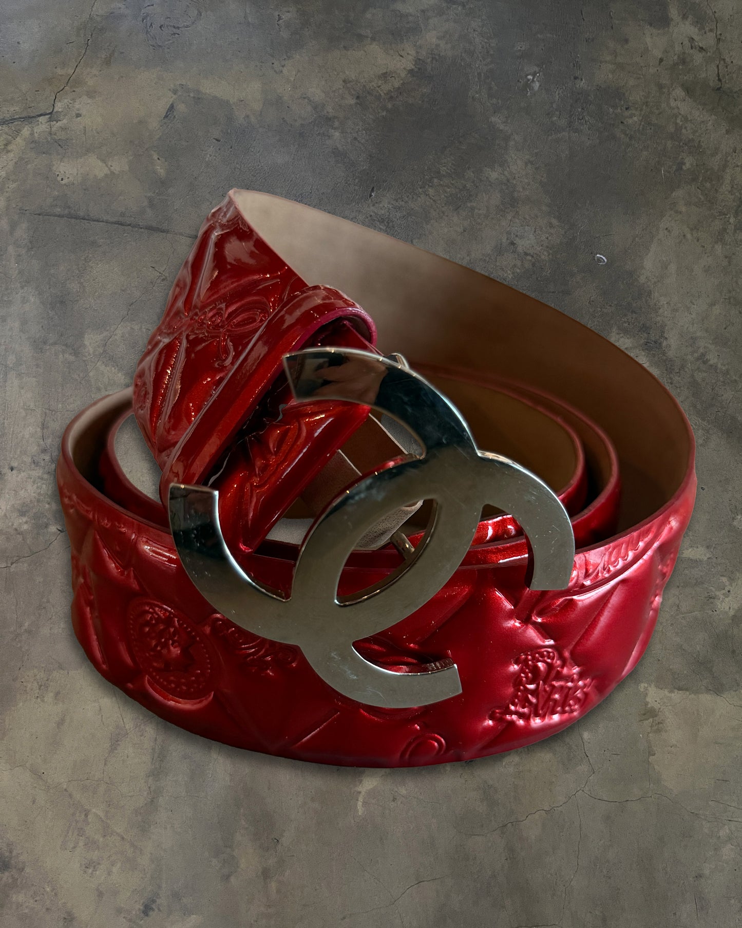 CHANEL CC QUILTED PATENT LEATHER BELT