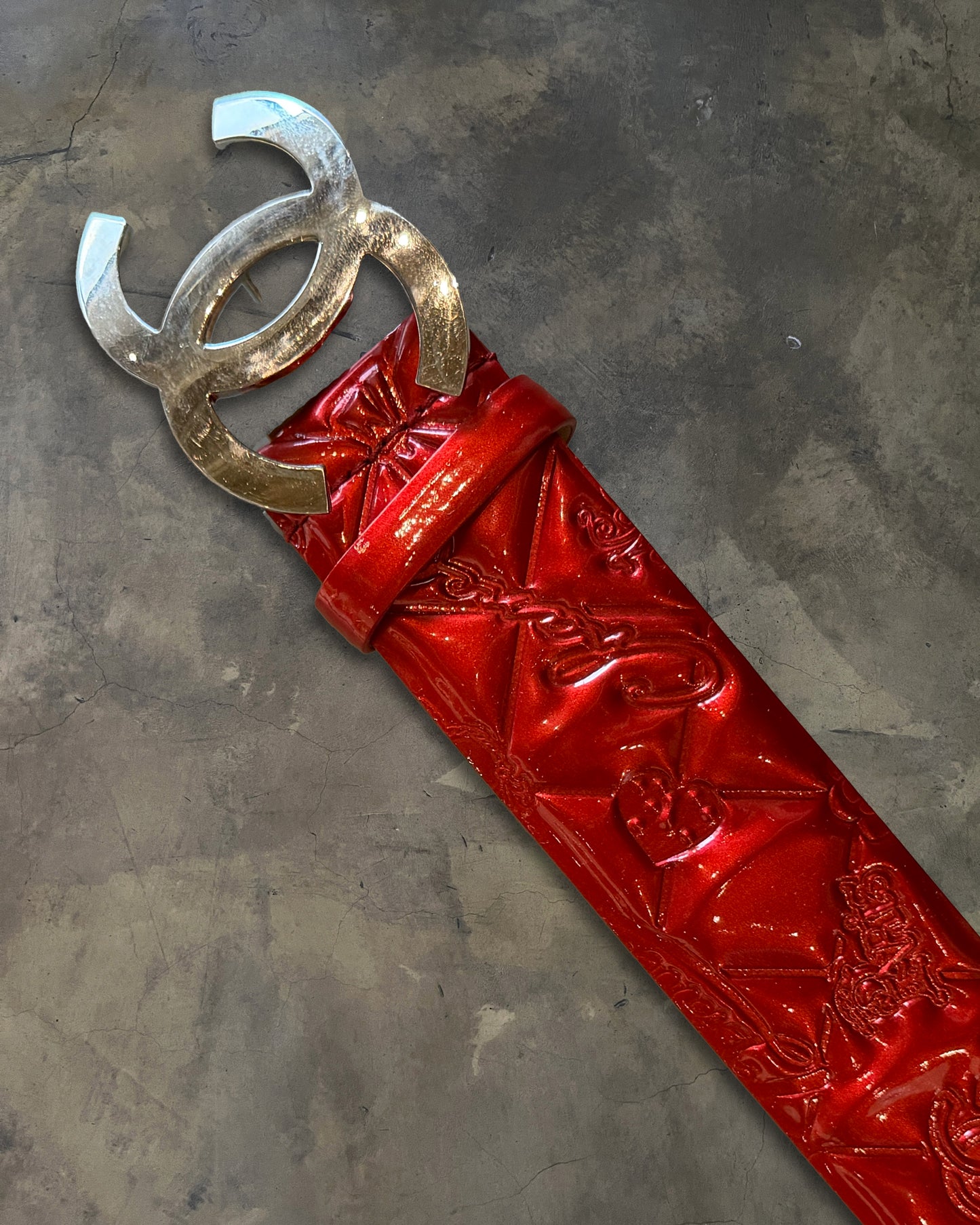 CHANEL CC QUILTED PATENT LEATHER BELT