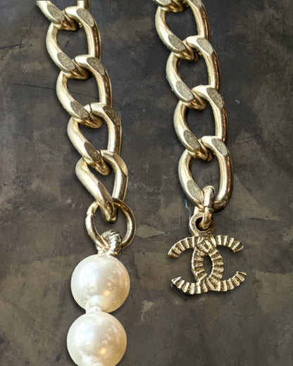 CHANEL 2022 CRYSTAL CC PEARL NECKLACE