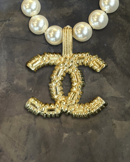 CHANEL 2022 CRYSTAL CC PEARL NECKLACE