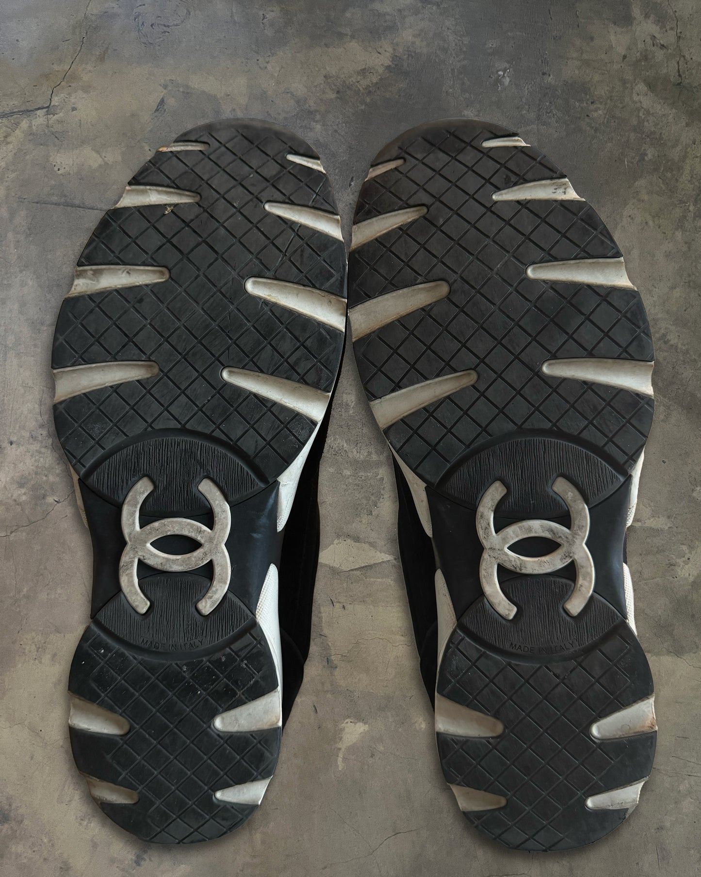 CHANEL CC LOGO SUEDE SNEAKERS