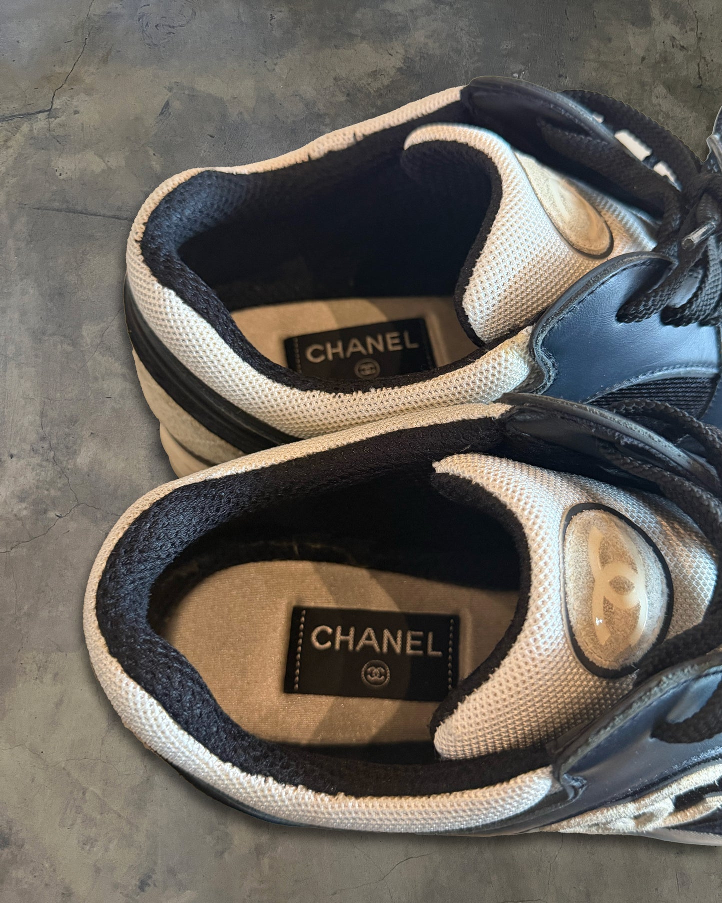 CHANEL CC LOGO SUEDE SNEAKERS