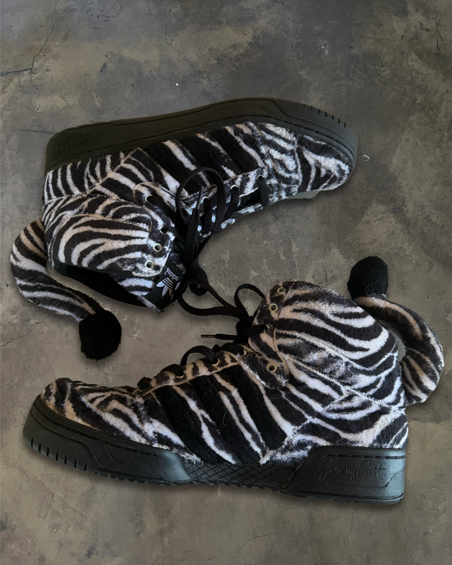 JEREMY SCOTT X ADIDAS ZEBRA SNEAKER
