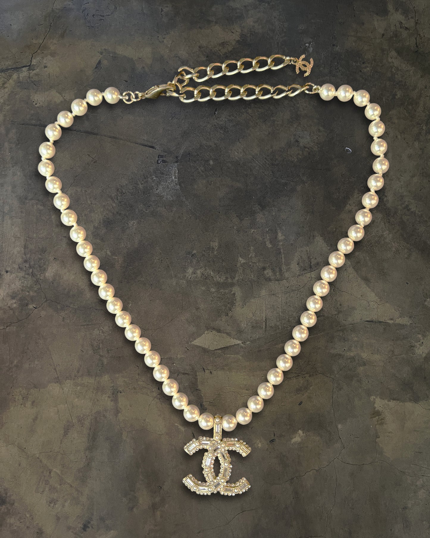 CHANEL 2022 CRYSTAL CC PEARL NECKLACE