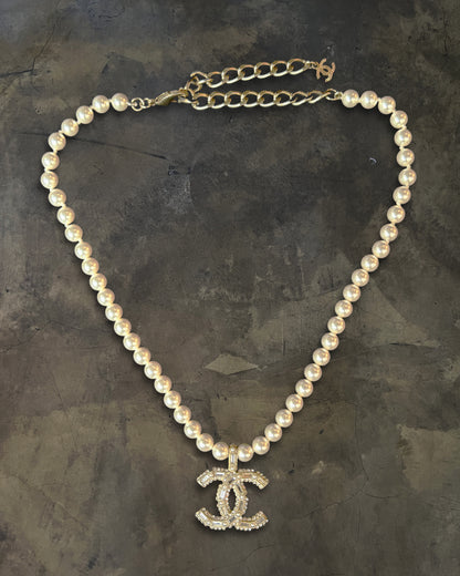 CHANEL 2022 CRYSTAL CC PEARL NECKLACE