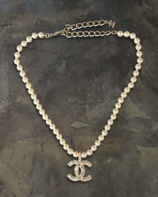 CHANEL 2022 CRYSTAL CC PEARL NECKLACE