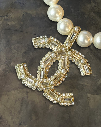CHANEL 2022 CRYSTAL CC PEARL NECKLACE