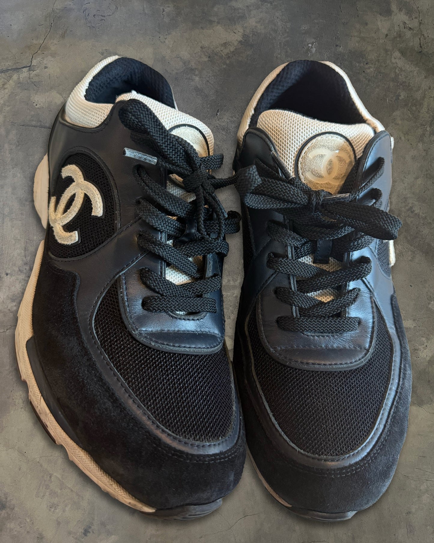 CHANEL CC LOGO SUEDE SNEAKERS