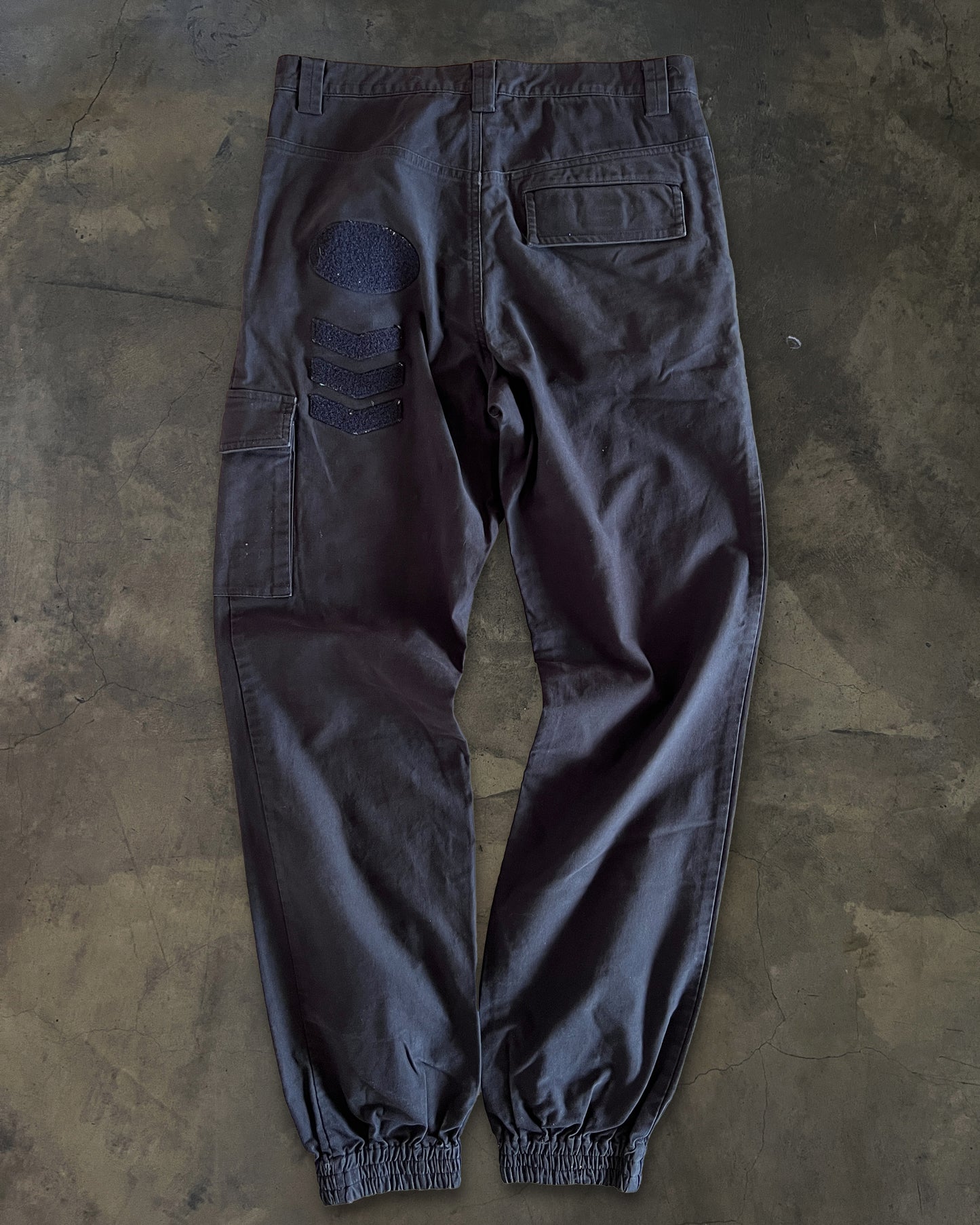 UNDERCOVER AW2001 D.A.V.F CHENILLE PATCHED D RING NAVY BLUE PANTS